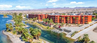  3 BDR Riverfront Resort w/pool, spa, dock & launch!