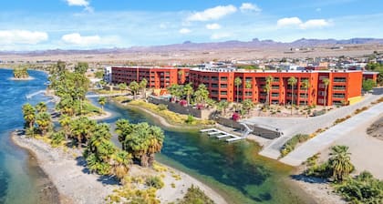3 BDR Riverfront Resort w/pool, spa, dock & launch!