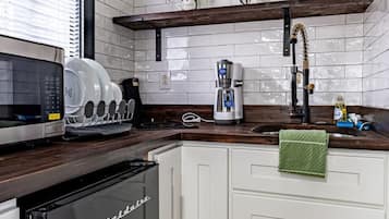 Fridge, microwave, oven, coffee/tea maker