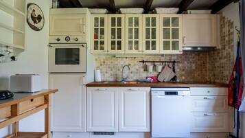 Kühlschrank, Ofen, Geschirrspüler, Kochgeschirr/Geschirr/Besteck