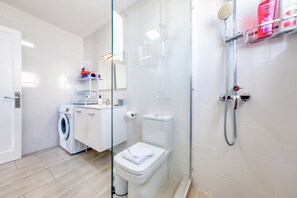 Dusche, Haartrockner, Handtücher, Seife