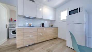 Een koelkast, een magnetron, een koffiezetapparaat/waterkoker