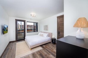 4 bedrooms, desk, iron/ironing board, free WiFi - New! Condo w hot tub, close to Downtown & Glacier National Park (Whitefish)