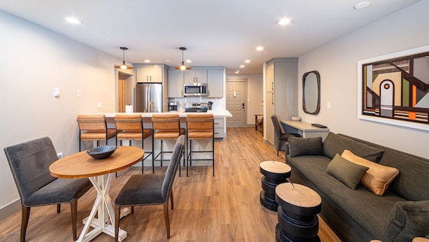 Un apartamento moderno con cocina, comedor y sala de estar.