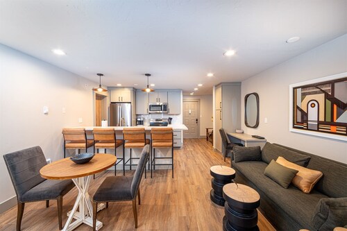 Newly Renovated Ski-In/Ski-Out Studio with Parking in Village