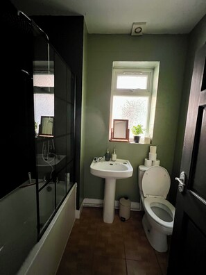 Haartrockner, Handtücher, Toilettenpapier