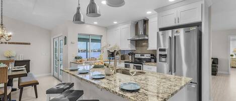 ثلاجة، ميكروويف، فرن، موقد طهي مسطح