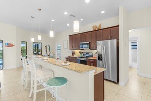 Kjøleskap, mikrobølgeovn, oppvaskmaskin og kaffetrakter/tekoker