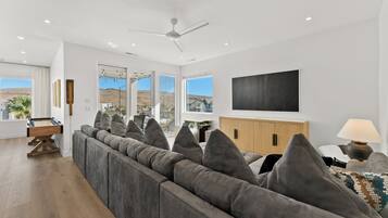 Smart-tv, pejs, videospil, bordtennisbord