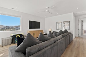 Smart-tv, eldstad, tv-spel och ett bordtennisbord