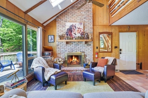 FALL HIDEOUT 3BR RETREAT•BIG DECK,GAME RM, FIREPIT,FIREPLACE•6BIKES•GOLF•FARMS