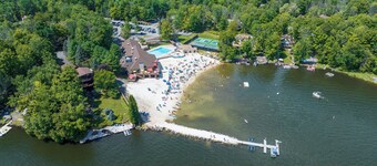 HIDEOUT 4BR RETREAT•BIG DECK,GAME RM, FIREPIT,FIREPLACE•6BIKES•KAYAKS•GOLF•POOLS