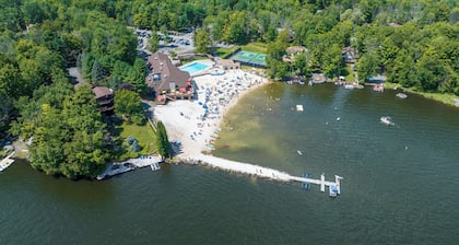 HIDEOUT 3BR RETREAT•BIG DECK,GAME RM, FIREPIT,FIREPLACE•6BIKES•KAYAKS•GOLF•POOLS