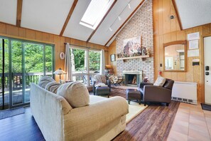 Smart TV, fireplace, DVD player, table football