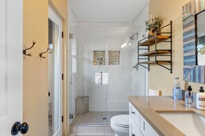 Ducha, secador de pelo y toallas