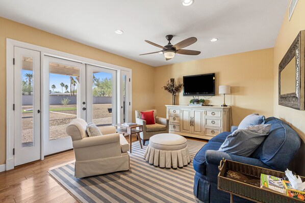Smart TV, fireplace