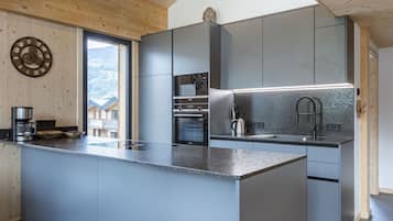 Een koelkast, een magnetron, een oven, een vaatwasser