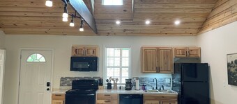 Cliffside Hideaway-New custom cabin, 3 boat ramps, walk to 5 restaurants/bars