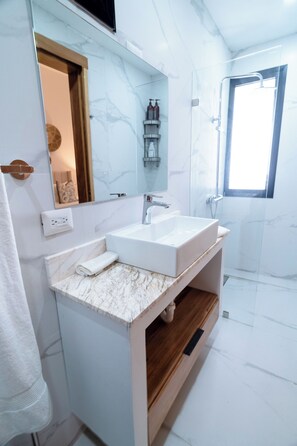 Een douche, een haardroger, handdoeken, zeep