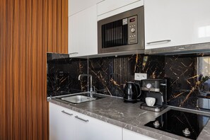 Refrigerador, microondas, placa de cocina, cafetera/tetera