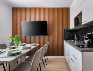 Refrigerador, microondas, placa de cocina, cafetera/tetera
