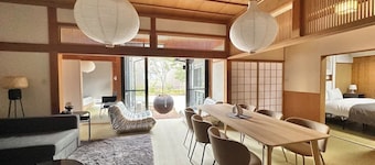 Spacious Traditional Japanese house by Restavio