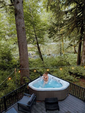 Outdoor spa tub