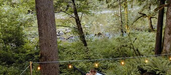 Hunts Hut: spa, riverfront view, generator, 15mi to ski hill!