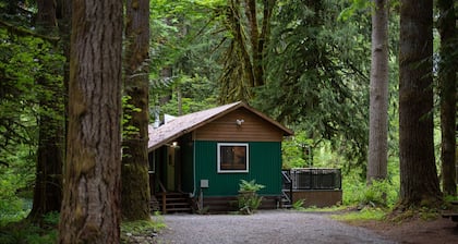 New! Hot tub with amazing river view at Hunt's Hut!