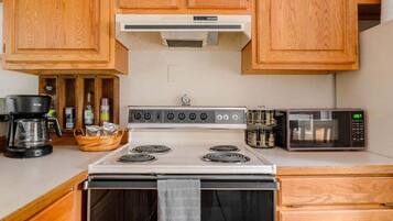 Een koelkast, een magnetron, een oven, een kookplaat