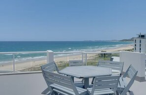 Outdoor dining - Beachfront Studio ~ Azure Beachfront Bliss (Palm Beach)