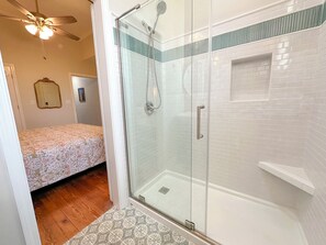 Douche, sèche-cheveux, serviettes fournies, savon