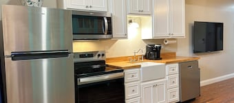 Charming 2 BR/2 bath in Historic District - Rent 1 Suite or Both/8-16 people!