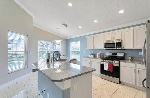 Family-friendly spacious 4bedroom house in Clermont with WiFi, AC &amp; private pool