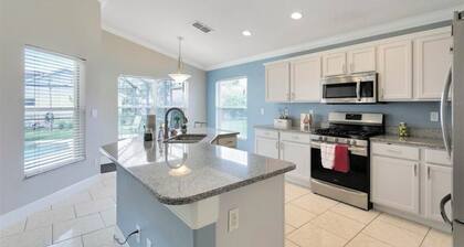 Family-friendly spacious 4bedroom house in Clermont with WiFi, AC & private pool