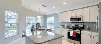 Family-friendly spacious 4bedroom house in Clermont with WiFi, AC & private pool