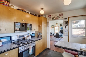 Kühlschrank, Mikrowelle, Herdplatte, Geschirrspüler