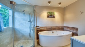 Douche, séchoir à cheveux, serviettes fournies, savon