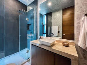 Hiustenkuivaaja, pyyhkeet, saippua, vessapaperi