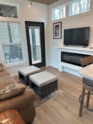 Una Smart TV, una chimenea