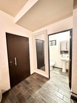 مجففات شعر، مناشف، صابون، ورق حمّام