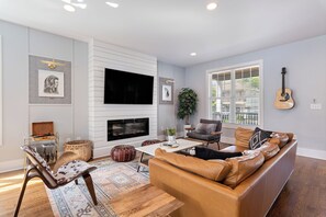 Smart-TV, Kamin, Arbeitsbereiche