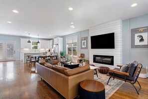 Smart-TV, Kamin, Arbeitsbereiche