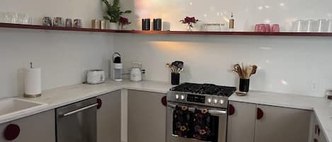 Mikrovågsugn, ugn, spishäll och diskmaskin
