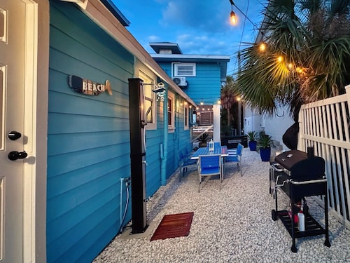 Charming 2-bedroom house with WiFi, AC in beautiful Treasure Island