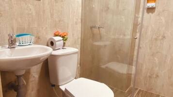 Douche, sĂšche-cheveux, serviettes fournies, savon