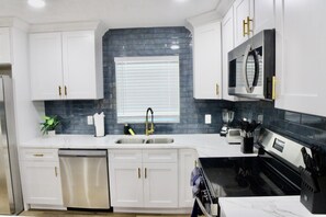 冷蔵庫、電子レンジ、オーブン、コンロ