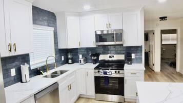 Refrigerador, microondas, horno, placa de cocina