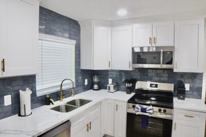 冷蔵庫、電子レンジ、オーブン、コンロ