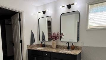 Dutxa, assecador de cabells, bidet i tovalloles